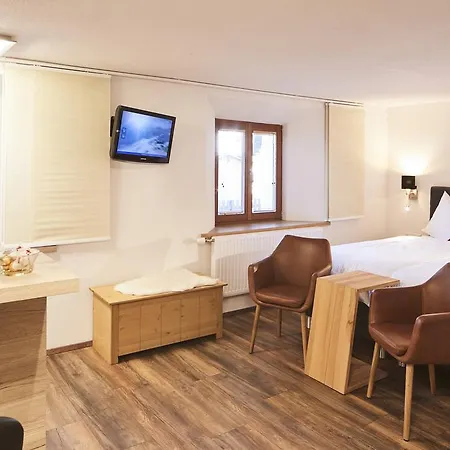 Tirolerhof - Appartementhaus アパートホテル カウナータール