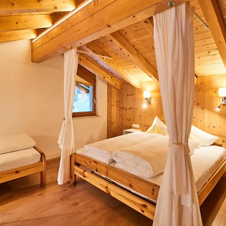 アパートホテル Tirolerhof - Appartementhaus カウナータール