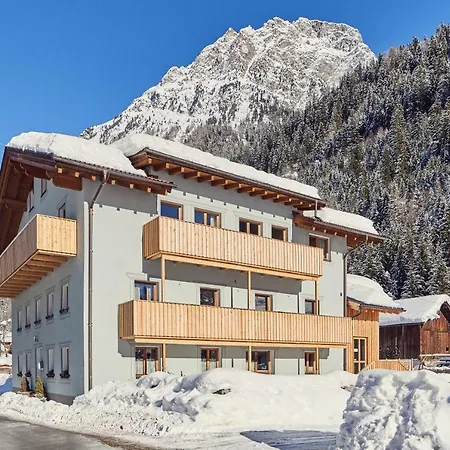 Tirolerhof - Appartementhaus 아파트호텔